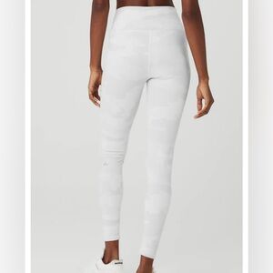 Alo High Waisted Vapor Leggings White Camo Small NWOT